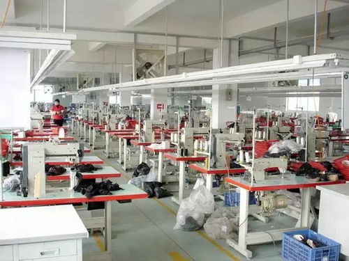 服裝廠工人,一天工作12個(gè)小時(shí),很辛苦但堅(jiān)持著