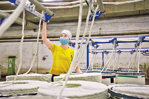 工人正趕制訂單